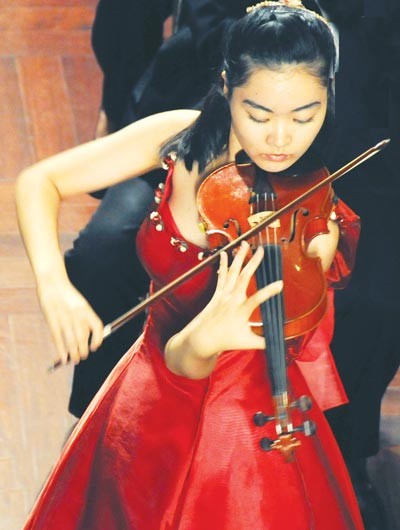 Young violinist Anna Sowanna from Thailand performs excellent Carmen Fantasy for Violin. (Photo:SGGP) Young violinist Anna Sowanna from Thailand performs excellent Carmen Fantasy for Violin. (Photo:SGGP)